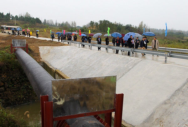 1508806746700610.jpg 潢川縣領導到我集團公司“引潑入潢”項目視察進展情況 (1)_副本.jpg